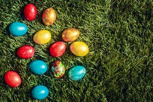 colorato Pasqua uova su il erba foto
