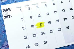 marzo 2021 calendario. marzo 17 - st. patricks giorno evidenziato su mensile calendario foto