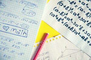 scuola a casa. studiando matematica nel quarantena durante covid-19 pandemia foto