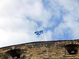 bandiera scozzese sul castello di edimburgo foto