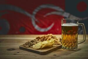 birra bicchiere e spuntini foto