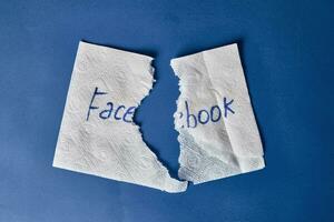 Facebook logo su strappato carta tovagliolo foto