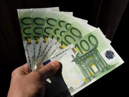 mano con banconote in euro, unione europea