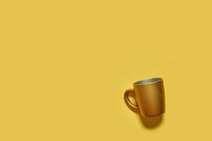 d'oro bevanda tazza su giallo sfondo foto