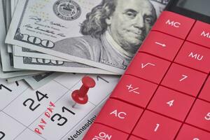 calcolatrice, noi dollari e mensile calendario. pagare giorno, ultimo giorno concetti foto