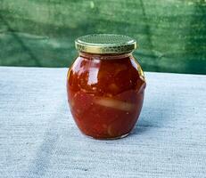 tradizionale ungherese fatti in casa lecho nel bicchiere barattoli. conservato pomodori e peperoni con spezie. foto