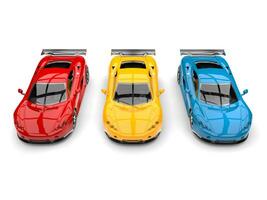 moderno super gli sport macchine nel primario colori - rosso, giallo e blu - superiore giù Visualizza foto