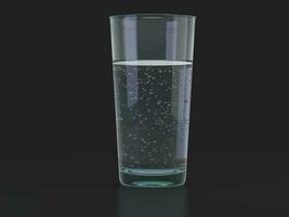 bicchiere di chiaro fresco pieno di bolle scintillante acqua foto