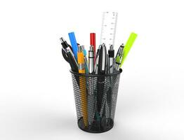 penne e matite nel piccolo cestino foto