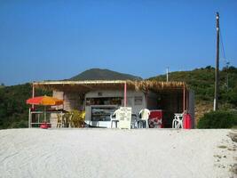 piccolo negozio su il spiaggia foto