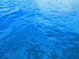 in profondità blu acqua di mare foto