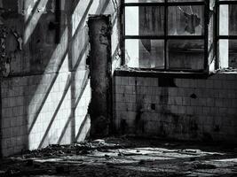 abbandonato fabbrica - distrutto muri e finestre - nero e bianca foto