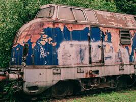 vecchio treno locomotiva sinistra su il vecchio abbandonato treno brani nel il boschi foto