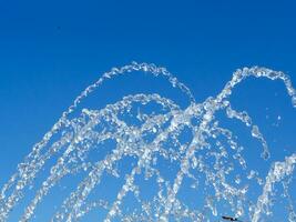 Fontana acqua flussi nel il aria foto