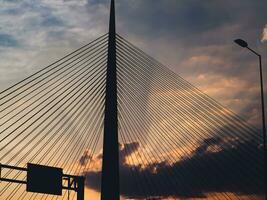 grande sospensione ponte Torre a tramonto foto