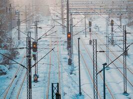treno brani, treno luci nel inverno tempo foto