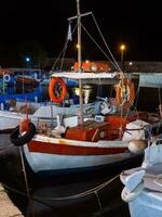 bellissimo piccolo pesca Barche attraccato nel il marina vicino fortezza nel Creta, Grecia foto