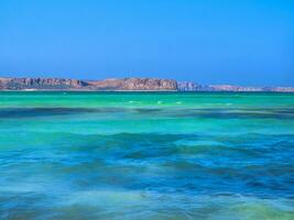 sorprendente occhiali da sole di blu acqua - Creta, Grecia foto