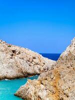 acuto roccioso bordi e bellissimo diverso occhiali da sole di blu mare acque di Creta, Grecia foto