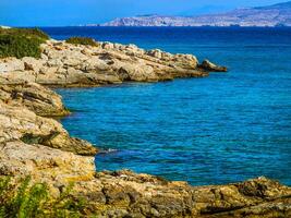 bellissimo chiaro blu acqua e roccioso nascosto spiaggia foto