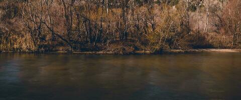 buio fiume nel in ritardo autunno foto