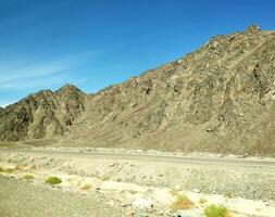 strada andando attraverso sinai montagne, colline e deserto foto