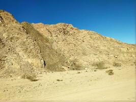 deserto terra con montagne e mare foto