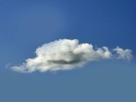 singolo bianca nube al di sopra di blu cielo sfondo. soffice cumulo nube forma foto