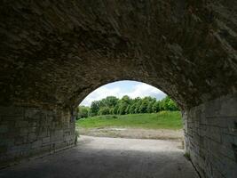 vecchio pietra ponte nel Irlanda, antico ponte fatto di pietre e mattoni foto