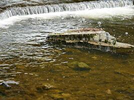 acqua nel natura, poco cascata su il fiume con puro acqua e pietre foto