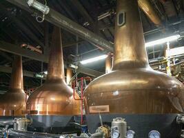 industriale whisky distillatore costruzione, alcool produzione fabbrica interno sfondo foto