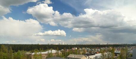 nuvole volante al di sopra di il città foto