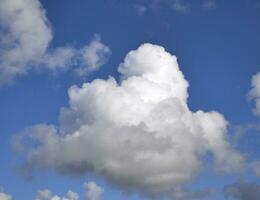 bianca soffice nube al di sopra di blu cielo sfondo, bellissimo Paradiso foto