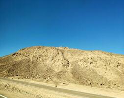 strada attraverso il deserto, sinai montagne, colline foto