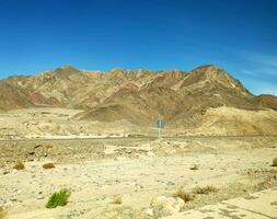 strada andando attraverso sinai montagne, colline e deserto foto