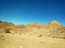 deserto terra con montagne e mare foto