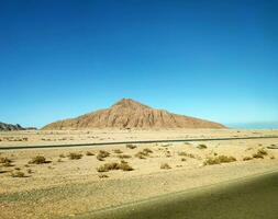 vulcano nel il deserto e un' strada foto