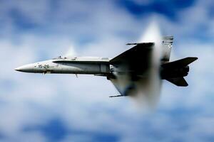 militare combattente Jet aereo a aria base. aria vigore volo operazione. aviazione e aereo. aria difesa. militare industria. volare e volare. foto