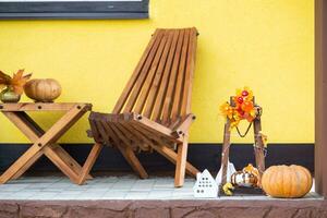 autunno arredamento su veranda di giallo Casa al di fuori di zucca, lanterna, ghirlande e figura di casa e chiave. Halloween festa, autunno umore, raccogliere Festival, vero proprietà, assicurazione, mutuo foto