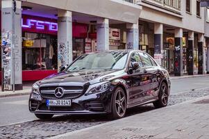 francoforte, Germania - dec 25, 2018 - c classe mercedes su un' stretto sporco strada foto