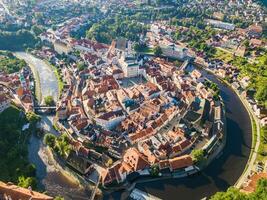 aereo Visualizza su un' piccolo città circondato di un' fiume foto