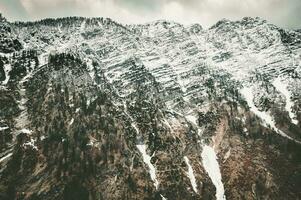 spettacolare Visualizza su il montagne nel presto primavera foto