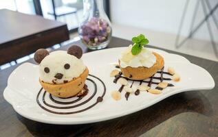 Nutella biscotto tazza ghiaccio crema panda su cioccolato foto