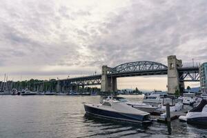 Vancouver, avanti Cristo, Canada - Maggio 31, 2022 - centro marina con burrard strada ponte su il sfondo foto