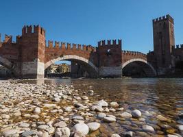 ponte castelvecchio aka ponte scaligero a verona foto