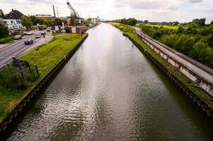 un' canale con un' ponte e un' treno passaggio di foto