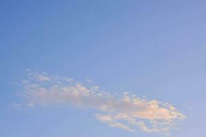 un' nube nel il blu cielo foto