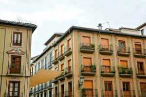 il edifici nel il città di Madrid siamo dipinto arancia foto