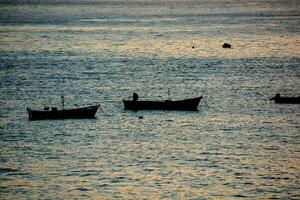 Barche nel il oceano a tramonto foto