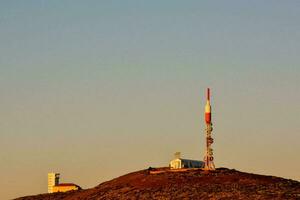 un' grande Radio Torre su superiore di un' collina foto